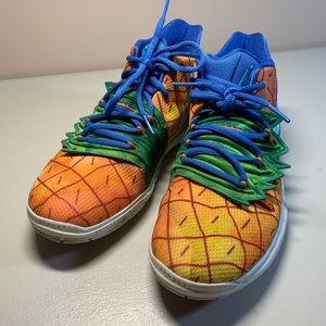 Nike SpongeBob Square Pants Pineapple House Youth size 5 gym shoes.